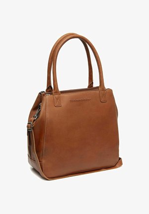 Bolso de mano de cuero marrón con dos asas, una correa de hombro desmontable y cierre de cremallera, con la marca "The Chesterfield Brand".