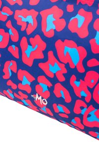 Borsa colorata con uno sfondo blu navy e grandi motivi a stampa leopardata rosa e blu; include un piccolo logo bianco nell'angolo in basso.