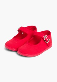 Zapatos Mary Jane de lona roja con punta redonda, tira elástica y hebilla plateada. Superficie texturizada con una suela de goma flexible.