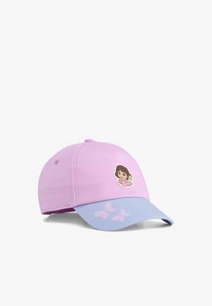 Cappellino da baseball viola chiaro con visiera blu con due farfalle rosa e una bambina dei cartoni animati con una scimmia sul pannello frontale.