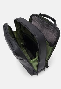 Mochila negra para portátil hecha de material texturizado, cuenta con un interior espacioso con forro verde, múltiples compartimentos y secciones acolchadas.