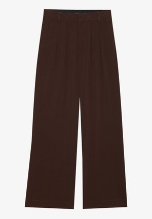 Brown wide-leg trousers with pleats. Made of a smooth fabric, featuring a tailored waistband and side pockets. Flat hem at the bottom.