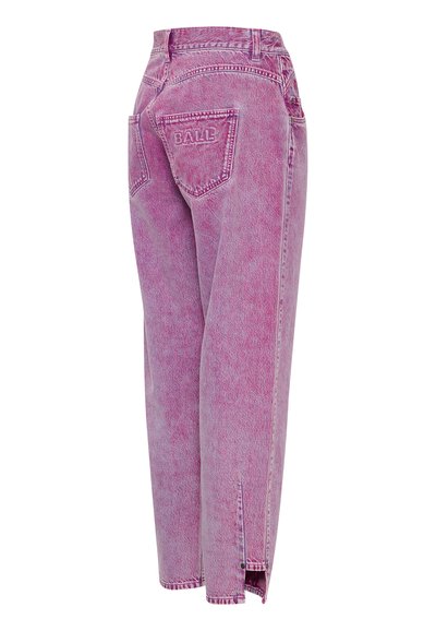Jeans de denim roz cu o croială ajustată, picioare taperate și buzunar din spate cu broderia "BALL". Textură ușor decolorată cu fante laterale la tiv.