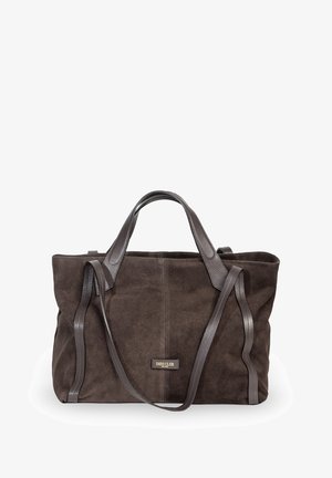 Brązowa torba tote z zamszu z skórzanymi akcentami, przestronnym wnętrzem, podwójnymi uchwytami i subtelnym logo. Gładka tekstura z wyraźnym kształtem.