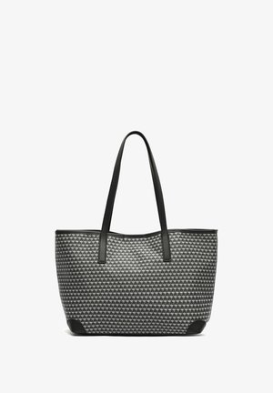 Siva torba za tote z vzorcem s teksturiranim trikotnim dizajnom, črnimi usnjenimi detajli in dvema ročkama. Prostorna in strukturirana oblika.