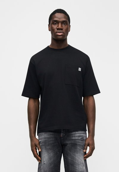 Μαύρο βαμβακερό μπλουζάκι με στρογγυλή λαιμόκοψη, κοντά μανίκια και μπροστινή τσέπη. Διαθέτει ένα μικρό λευκό λογότυπο στην περιοχή της τσέπης.