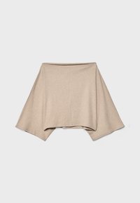 Bež pulover z ohlapnim, plaščem podobnim dizajnom. Ima široke rokave in preprosto, brezšivno konstrukcijo. Mehka tekstura, tkanina srednje teže.