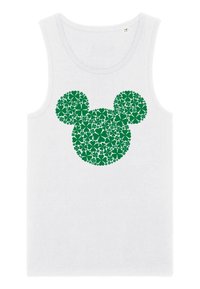 Camiseta sin mangas blanca con un gráfico de una cabeza de Mickey Mouse en forma de trébol verde compuesta por tréboles más pequeños. Textura de tela suave.