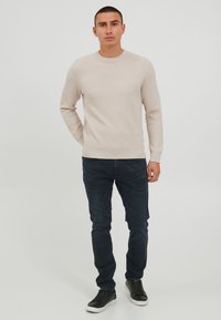 Casual Friday KARLO STRUCTURED CREW NECK KNIT - Strickpullover - light sand