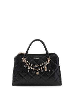Sac à main matelassé noir de la marque Guess avec chaîne dorée et détails de charms, deux poignées courtes et fermeture zippée sur le dessus.