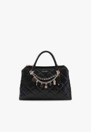 Sac à main matelassé noir de la marque Guess avec chaîne dorée et détails de charms, deux poignées courtes et fermeture zippée sur le dessus.