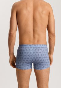 Blauwe boxershorts met een geometrisch patroon. Gemaakt van zachte stof, met een snug fit en een elastische tailleband.