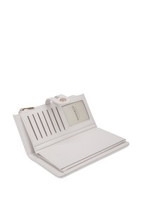 Portafoglio grigio chiaro testurizzato con chiusura a zip, diversi slot per carte e una finestra trasparente per l'ID, dotato di un pulsante a scatto e logo del brand.