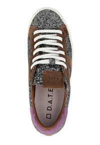 Sneaker a cappello basso con tessuto in glitter nero, accenti in suede marrone, lacci bianchi e colletto del tallone viola, etichettato D.A.T.E. all'interno.
