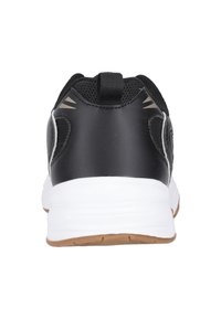 Svart atletisk sko med en texturerad mesh-överdel, vit mellansula och gummisula. Har ett dragband och reflekterande accenter på hälen.