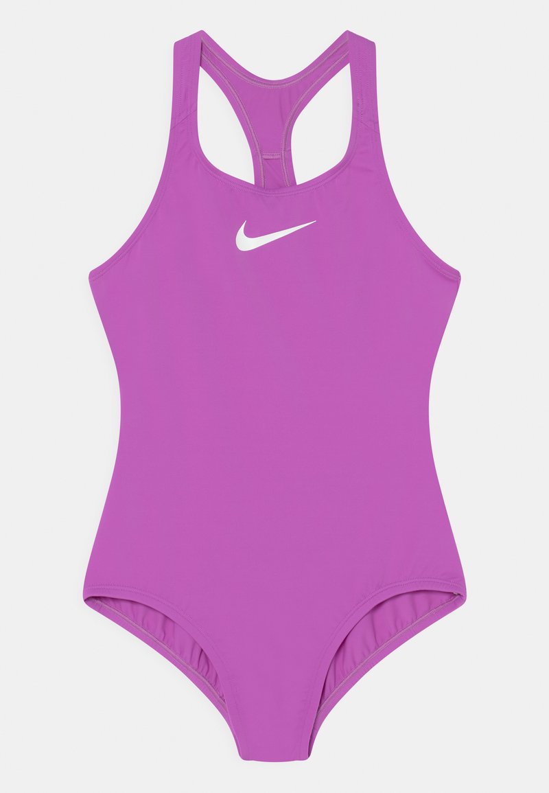 Maillot de bain une pièce violet avec un design dos nageur et un logo Nike blanc sur la poitrine. Fabriqué en matériau lisse et extensible.