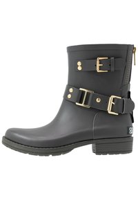 Botte noire en caoutchouc à la cheville avec quincaillerie dorée, dotée de deux ceintures décoratives, d'une fermeture éclair latérale et d'une semelle en caoutchouc texturée.