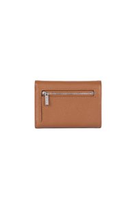 Un portefeuille en cuir marron avec une finition texturée, comportant une poche zippée en argent à l'avant et un design rectangulaire élégant.