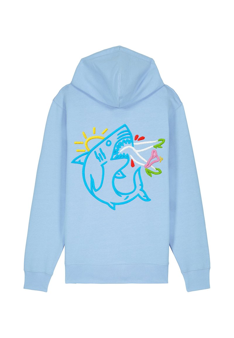 Haut à capuche bleu clair avec un graphique de requin brodé, comprenant une fleur et un soleil, mettant en valeur des couleurs vives et des coutures détaillées.