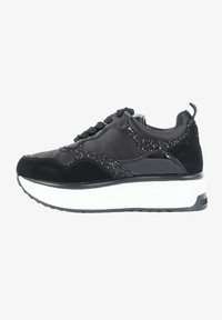 Sneaker platform neri con un mix di materiali lisci e testurizzati, inclusi camoscio e accenti di glitter, con una suola bianca.