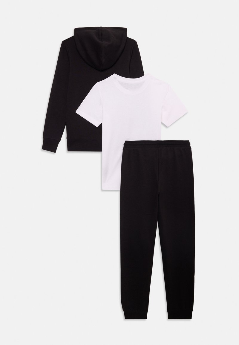 Felpa nera con tasca frontale, t-shirt bianca a maniche corte e pantaloni della tuta neri con polsini elasticizzati. Materiale in misto cotone in tutto.