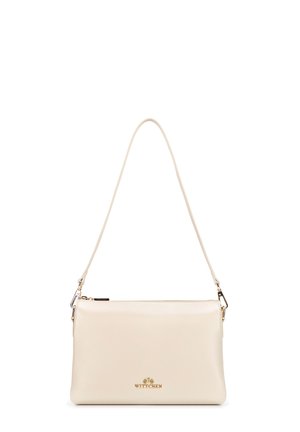 Borsa a tracolla in pelle beige con una superficie liscia, forma rettangolare, chiusura con zip e lunga tracolla regolabile. Dettaglio del logo dorato.