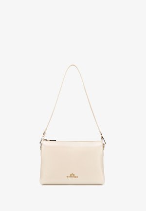 Borsa a tracolla in pelle beige con una superficie liscia, forma rettangolare, chiusura con zip e lunga tracolla regolabile. Dettaglio del logo dorato.