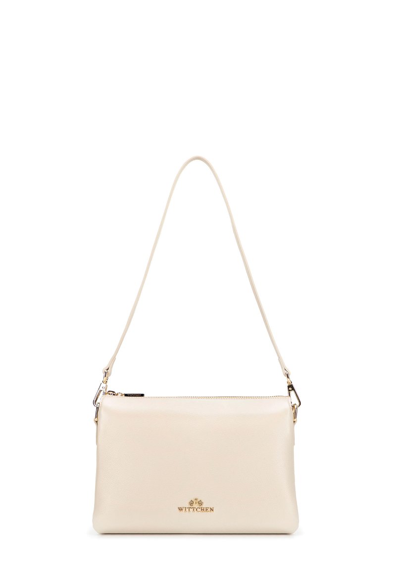 Béžová kožená kabelka s hladkou texturou, obdélníkovým tvarem, zipovým uzávěrem a dlouhým, nastavitelným ramenním popruhem. Zlatý detail loga.