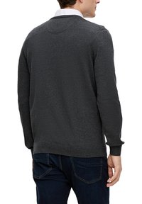 Dunkelgrauer Pullover mit runder Halslinie und langen Ärmeln. Ribbestrickte Bündchen und Saum, glatte Textur und minimalistisches Design.