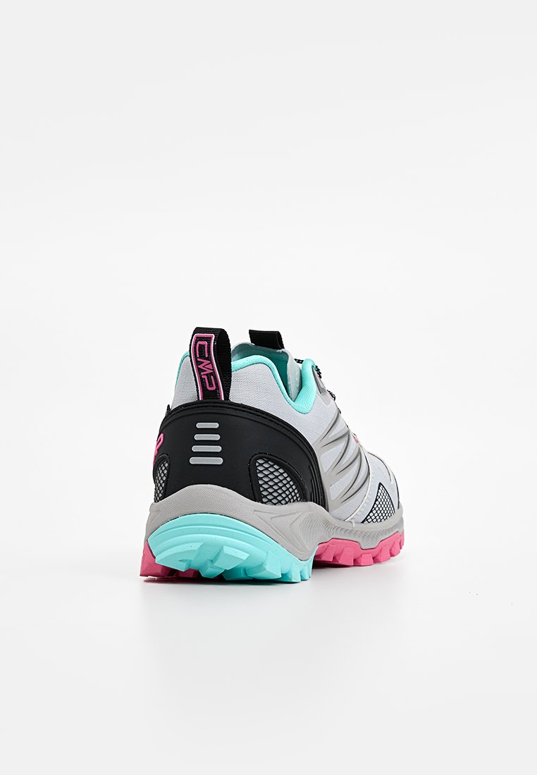 Le scarpe da trail sportive presentano una tomaia in rete grigia con accenti neri, una suola in gomma verde teal e rosa, e una linguetta posteriore per un'indossabilità facile.