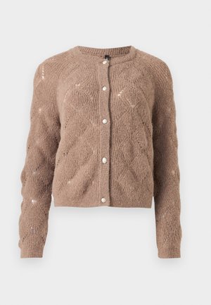 Cardigan en tricot marron avec un motif en losanges, col rond et fermeture à boutons. Présente une texture douce et des poignets côtelés.