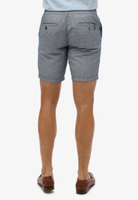 Mannen blauwe shorts met een subtiele gestreepte print, gemaakt van lichte stof, met twee achterzakken en een tailleband met knoopsluiting.