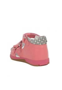 Sandaletta rosa con tomaia in pelle liscia, decorata con ritagli e colletto a fantasia floreale grigia. Presenta cinturini regolabili e suola in gomma.