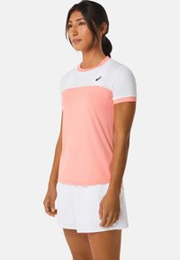 ASICS COURT SS  - T-shirt - bas - guava brilliant white
