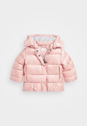 Veste pour tout-petit rembourrée rose clair avec capuche, fermeture éclair à l'avant, boutons-pression, manches longues et ourlet légèrement froncé.