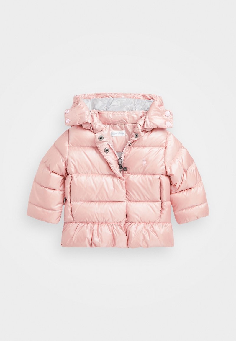 Veste pour tout-petit rembourrée rose clair avec capuche, fermeture éclair à l'avant, boutons-pression, manches longues et ourlet légèrement froncé.