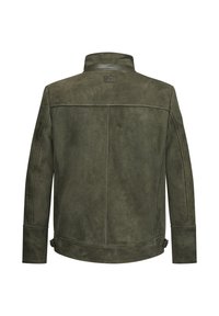 Olivgrün Wildlederjacke mit hohem Kragen, seitlichen Verstellern und glatter Textur. Sie verfügt über eine zentrale Naht über den Rücken.