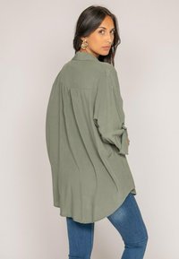 Dona x Lisa OLINO - Chemisier - kaki