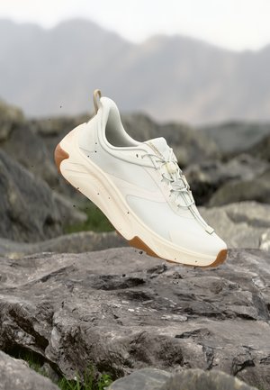 HOKA TRANSPORT 2 - Túracipők - alabaster