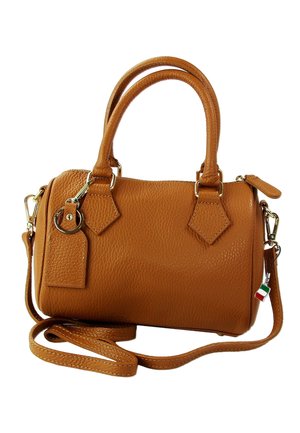 Petit sac à main en cuir beige avec double poignées, bandoulière amovible, fermeture éclair et un porte-bonheur drapeau italien sur le côté.