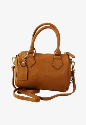 Petit sac à main en cuir beige avec double poignées, bandoulière amovible, fermeture éclair et un porte-bonheur drapeau italien sur le côté.