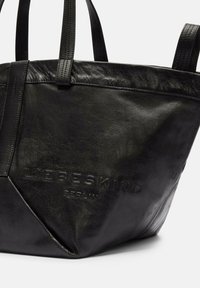 Czarna skórzana torba tote o teksturowanej powierzchni, z wytłoczonym logo "LIEBESKIND BERLIN" oraz dwoma solidnymi uchwytami do noszenia.