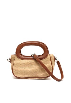 Malá obdĺžniková kabelka z tkaného slamy s hnedým koženým oválnym rukoväťou a nastaviteľným ramenným popruhom na bielom pozadí.