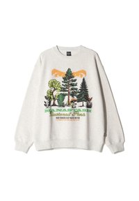 Felpa grigia chiara con grafica di alberi, piante e funghi colorati, con il testo "Parco Nazionale Manastash" e un avviso di sicurezza.