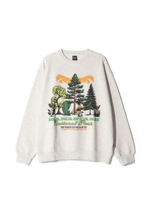 Felpa grigia chiara con grafica di alberi, piante e funghi colorati, con il testo "Parco Nazionale Manastash" e un avviso di sicurezza.