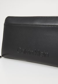 Calvin Klein EMBOSSED LOGO LARGE ZIP AROUND - Portafoglio - black