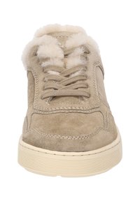 Baskets en suède beige avec une surface texturée et un intérieur doux et duveteux. Présente des lacets ronds et une semelle en caoutchouc avec des motifs striés.