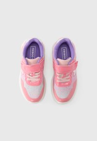 Ροζ αθλητικά παπούτσια με γκλίτερ πάνω μέρος, γλώσσα από δίχτυ και μοβ λεπτομέρε ιες. Ρυθμιζόμενο λουράκι και κορδόνια, με σόλα από καουτσούκ.