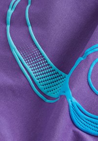 Violetinis audinys su lygiomis tekstūromis, kuriame yra turkio spalvos raštas, įskaitant taškinius raštus ir kreivas linijas sluoksniuotame dizaino stiliuje.