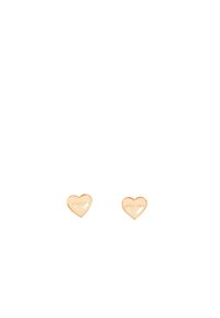 Un par de pequeños pendientes de oro en forma de corazón con un sutil texto grabado sobre un fondo blanco.